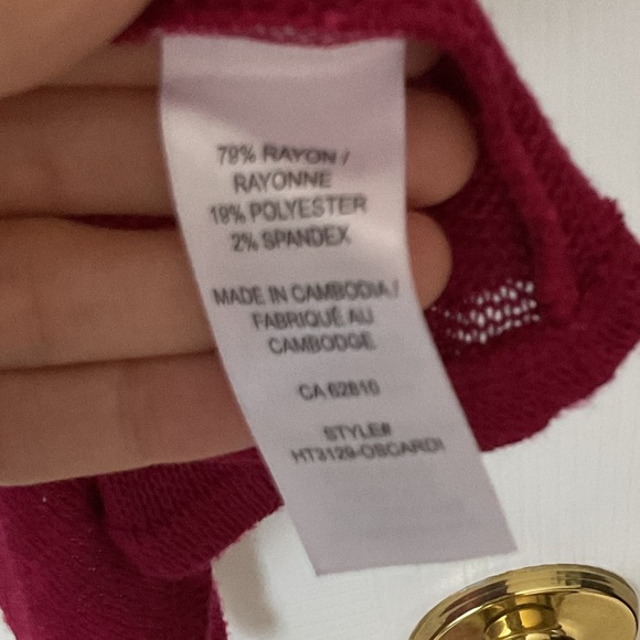 🆕 Ricki’s Raspberry Light Knit Shawl - Picture 8 of 9